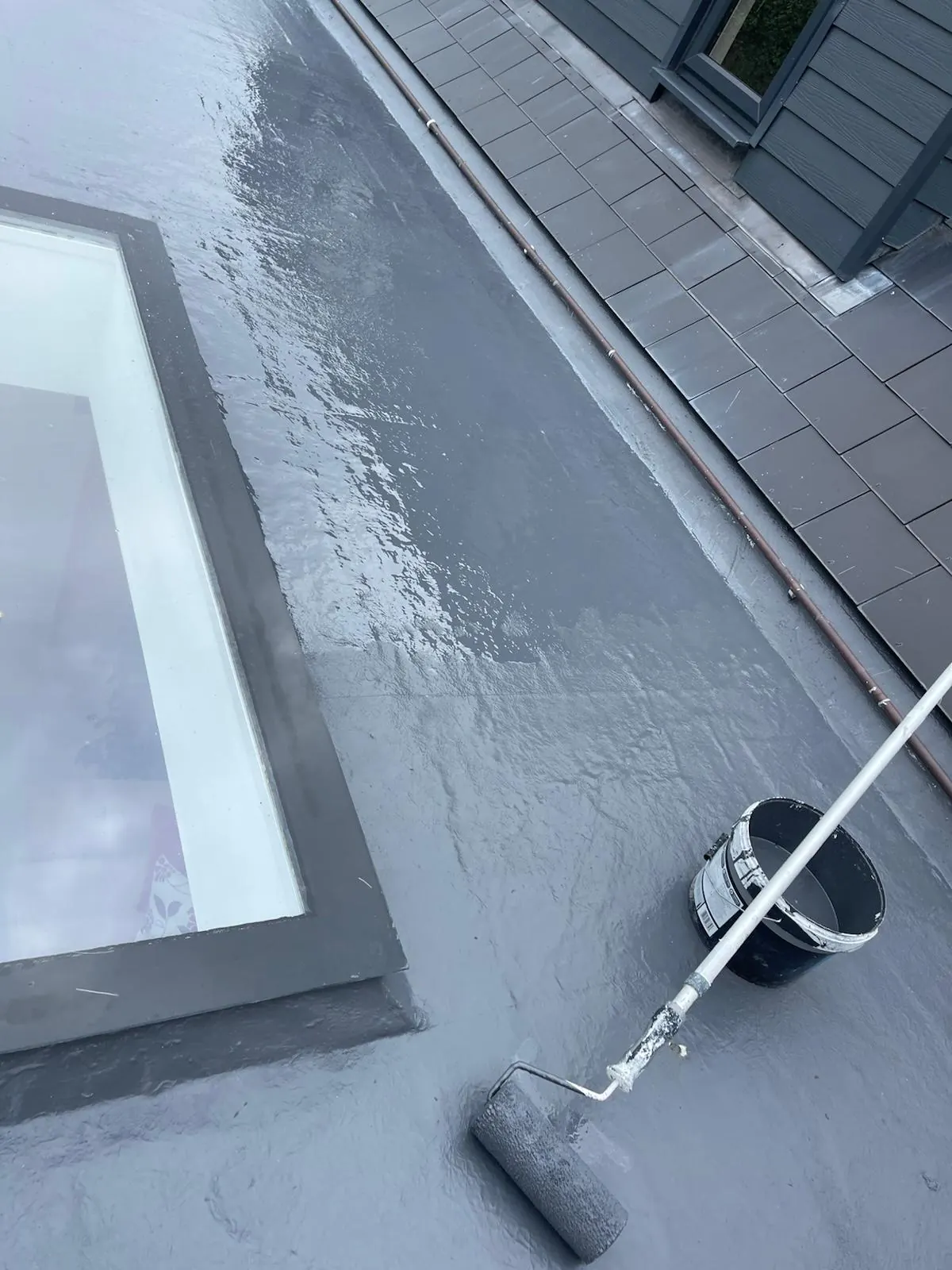 Flat roof surface